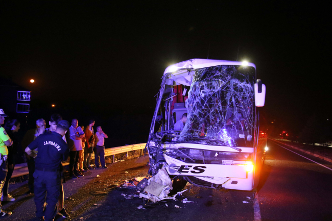 Uşak'ta yolcu otobüsü tıra çarptı: 1 ölü, 43 yaralı