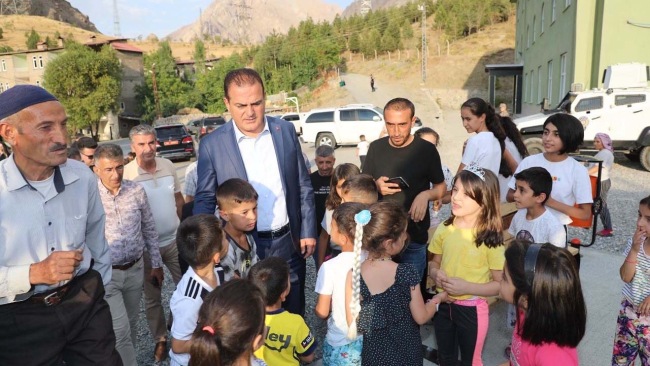 Hakkari Valisi Akbıyık oyun parkının açılışını yaptı