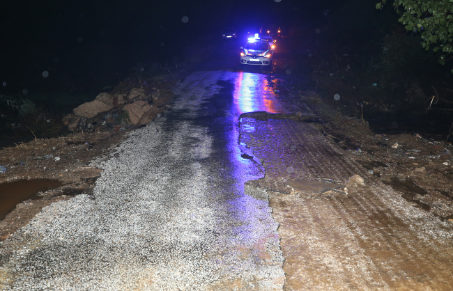 Çanakkale’de sağanak nedeniyle köy yolu göçtü