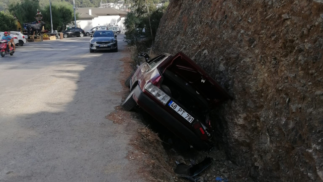 Drift yaparken yol kenarına devrildi: 2 yaralı