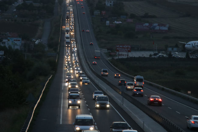 Tekirdağ-İstanbul yolunda yoğunluk yaşanıyor