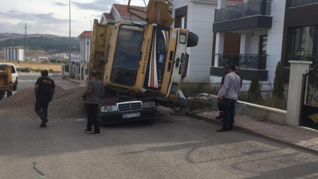 Üzerine mıcır yüklü kamyon devrilen otomobil kullanılamaz hale geldi