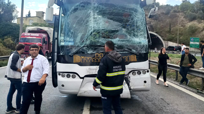 Kocaeli'de 2 yolcu otobüsü ve hafif ticari araç çarpıştı