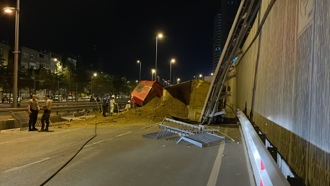 Kadıköy'de hafriyat yüklü kamyon çevre yoluna düştü