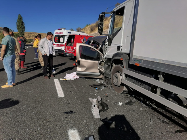 Tırla hafif ticari araç çarpıştı: 6 ölü