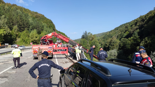 Bursa'da düştüğü derede saatler sonra fark edilen tırın sürücüsü ölü bulundu