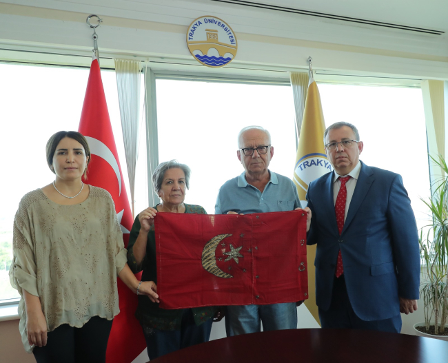 Babasının Türkiye'ye dönerken kayığına astığı Türk bayrağını bağışladı