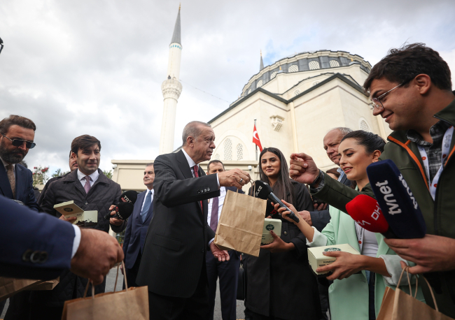 Cumhurbaşkanı Erdoğan cuma namazını Hz. Ali Camii'nde kıldı