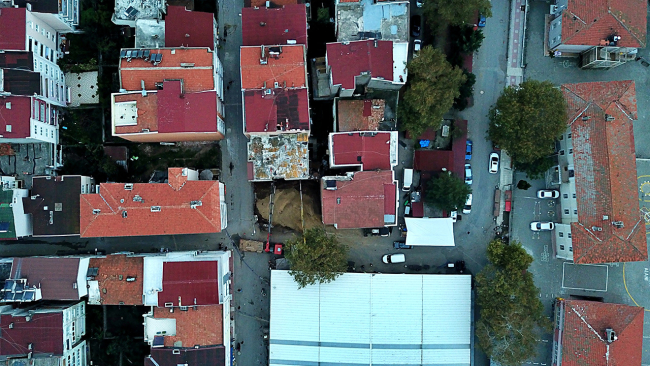 Yıkılma tehlikesi olan bina vinçlerle desteklendi