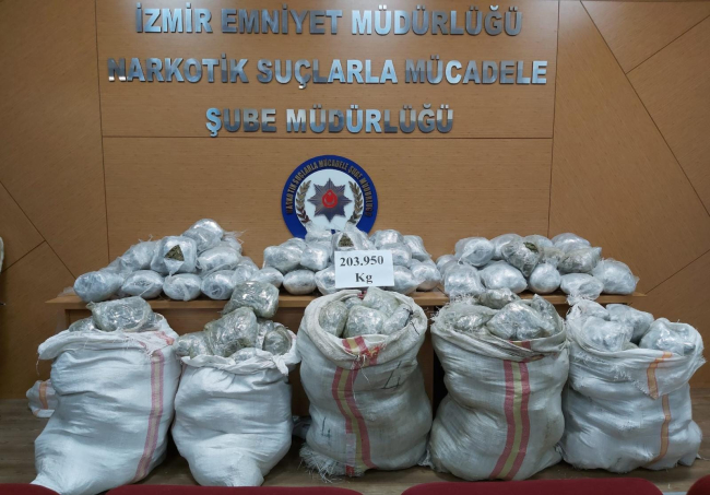 İzmir'de kamyonda 203 kilo 950 gram uyuşturucu ele geçirildi