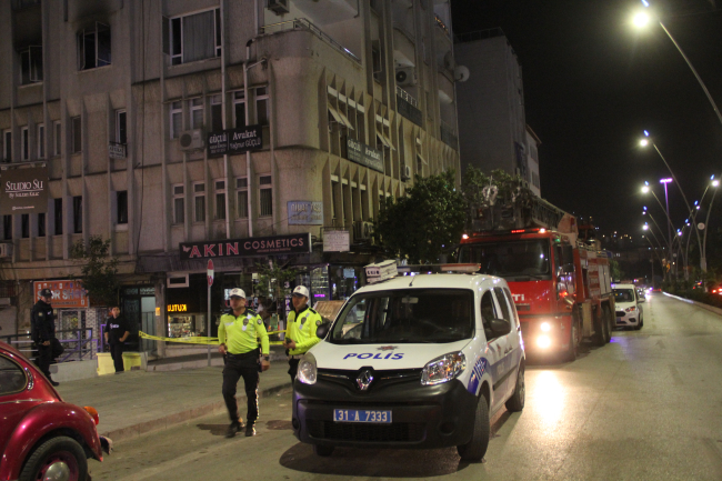 Hatay'da eşi ve 3 çocuğunun bulunduğu evini ateşe verdi