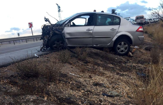 Kırıkkale'de otomobille hafif ticari araç çarpıştı: 1 ölü, 2 yaralı