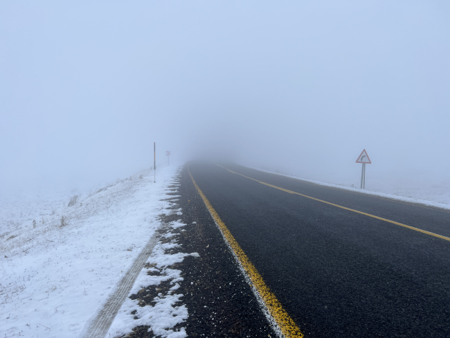 Kars ile Ardahan'da kar ve sis ulaşımı aksatıyor