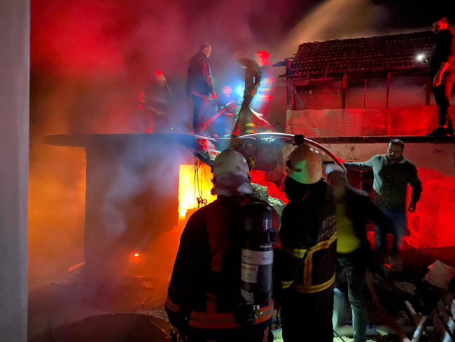 Düzce'de ev yangını: 3 kişi dumandan etkilendi