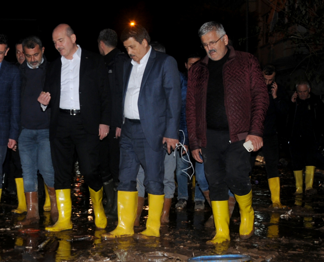 Bakan Soylu, Antalya'da selden zarar görenleri ziyaret etti