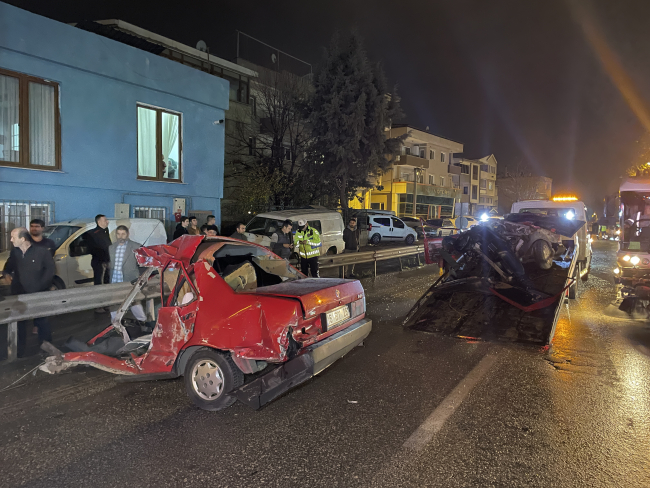 Belediye otobüsüne çarpan otomobil ikiye bölündü: 1 ölü