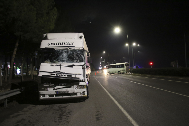 İşçileri taşıyan midibüse tır çarptı: 20 yaralı