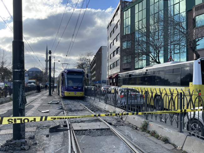 İstanbul'da raydan çıkan tramvay elektrik direğine çarptı