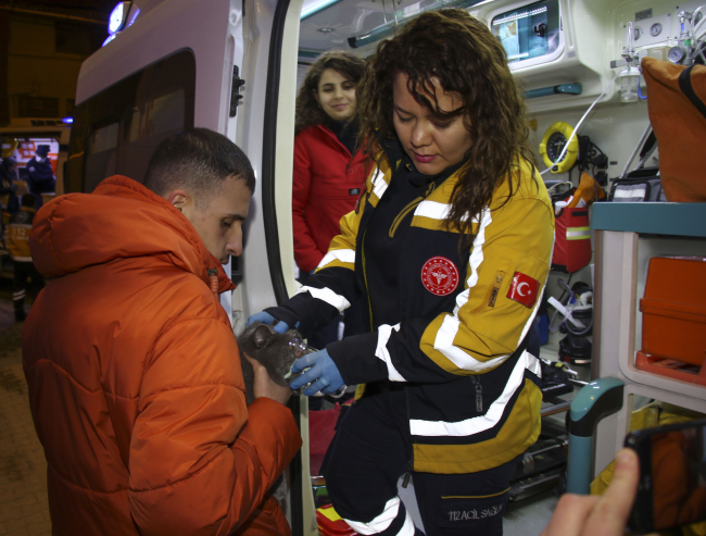 Uşak'ta 4 katlı binada yangın: 7 kişi dumandan etkilendi