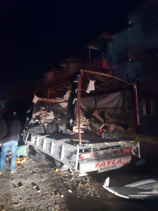 Antalya'da bir kamyonette patlama oldu: Çevredeki evlerde cam çerçeve indi