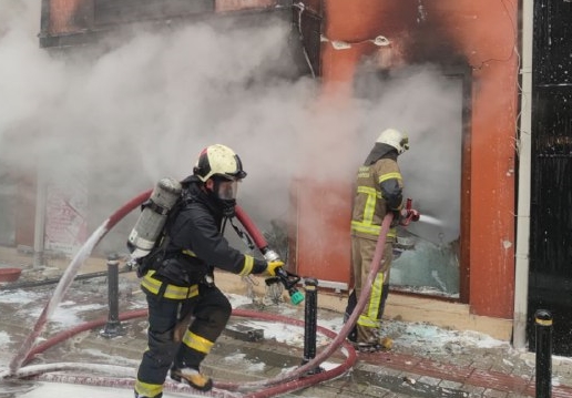 Bursa'da ahşap iş yerlerinin bulunduğu çarşıda yangın çıktı