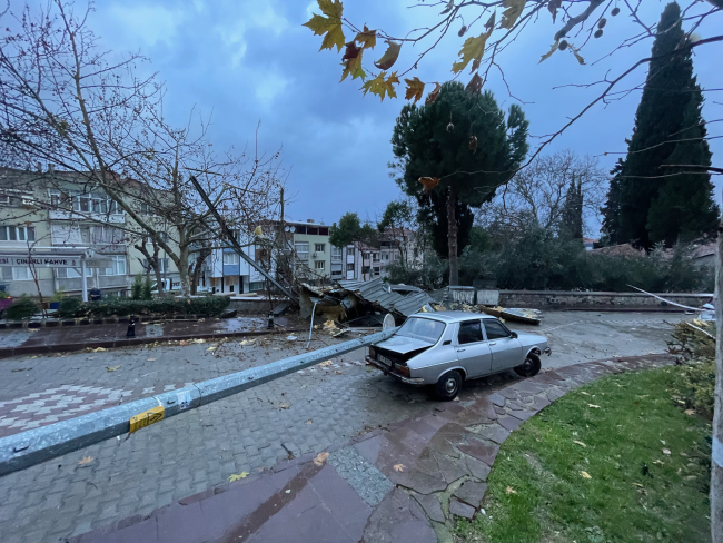 Manisa'da fırtına: Evin sundurma çatısı uçtu