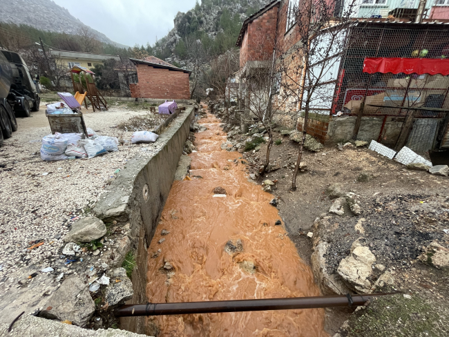 Burdur'da sağanak nedeniyle caddeler göle döndü