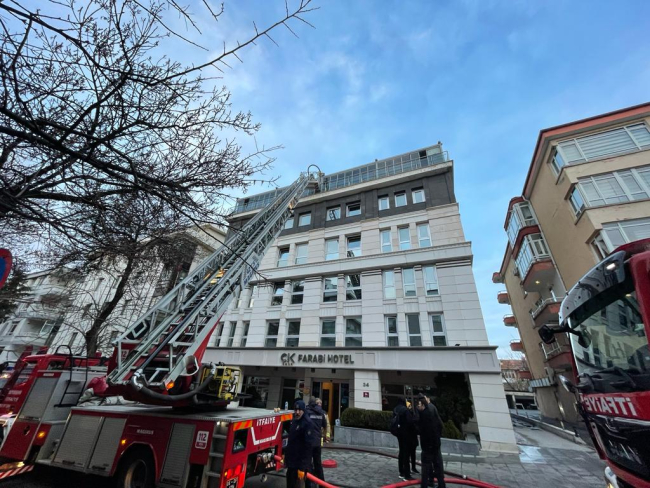 Ankara'da bir otelin çatısında yangın