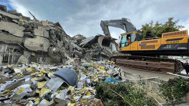 Deprem nedeniyle yollarda çökme meydana geldi