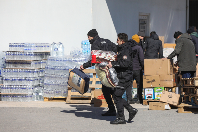 Gönüllü 225 polis İzmir'den deprem bölgesine gidiyor