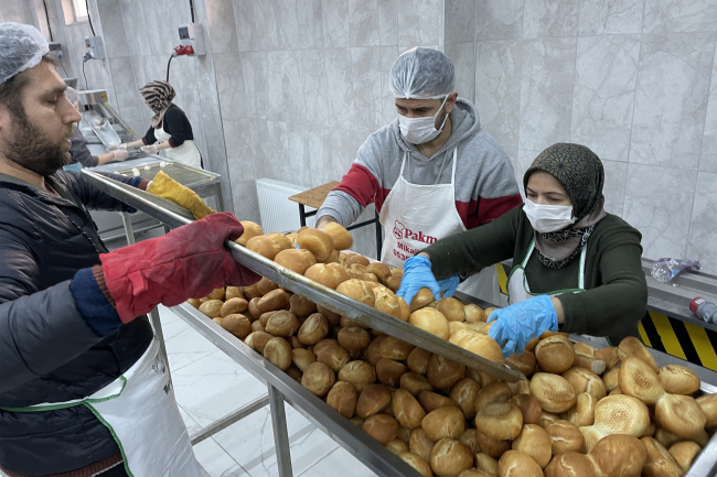 Elazığ'da gönüllü öğretmenler depremzedeler için ekmek ve çorba pişiriyor