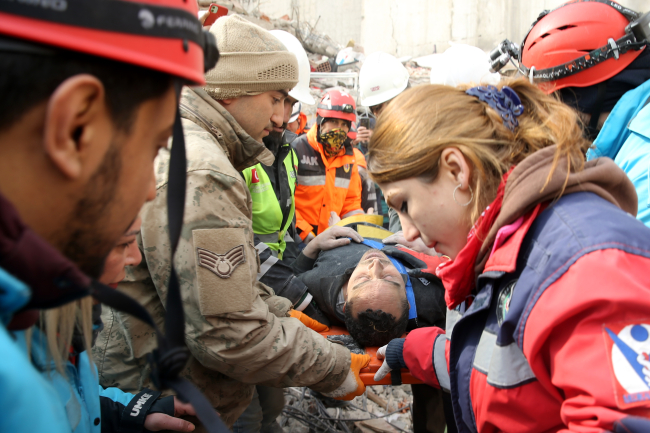 104 saat sonra çıkarıldı, kurtarma ekibindeki askerin elini öptü