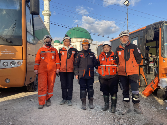 Afet gönüllüleri 'asrın felaketi'nde can kurtarıyor