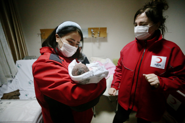Depremi yaşayan hamile kadın bebeğini Düzce'de kucağına aldı