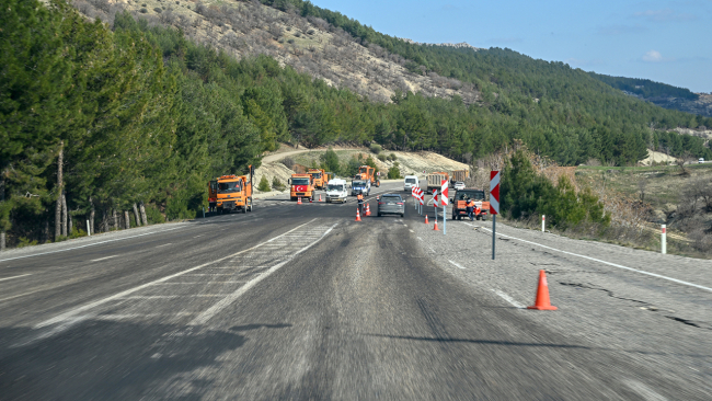 Deprem bölgesindeki yollar onarılıyor