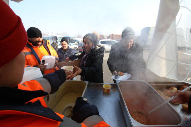 Depremzedelere yardımlar sürüyor