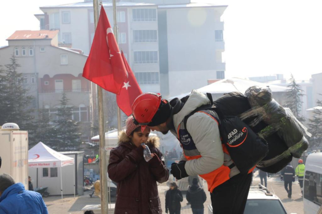 Depremzedelere yardımlar sürüyor