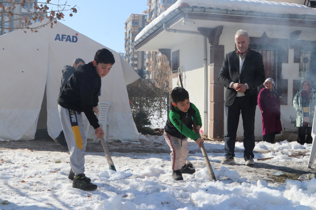 Depremzede kardeşlere Arda Güler morali