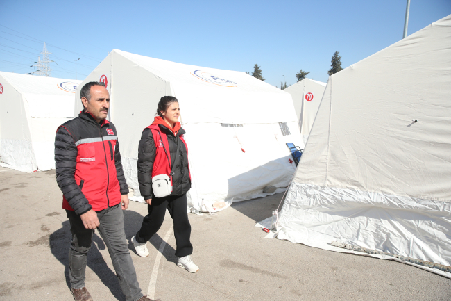 İşaret dili tercümanları deprem bölgesinde işitme engellilerin "sesi" oldu