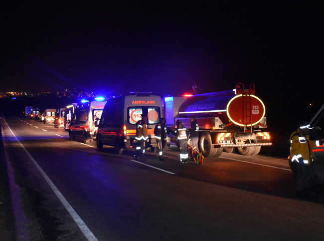 Deprem bölgesinden dönen ekibi taşıyan midibüs devrildi: 13 yaralı