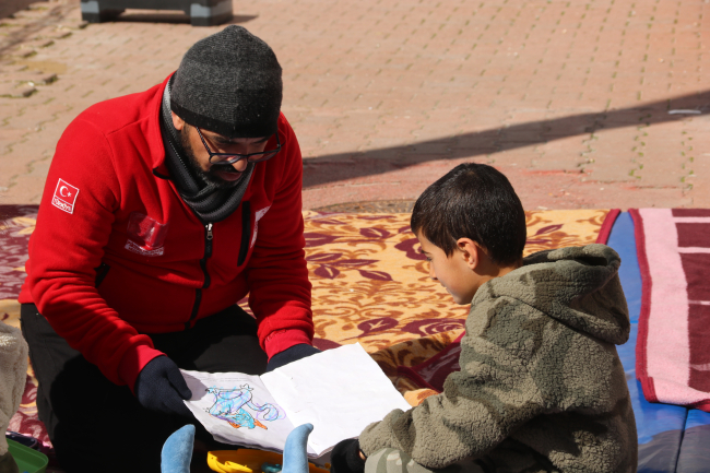 Elazığ depreminde görev yapanlar Adıyaman'da çocuklara destek veriyor