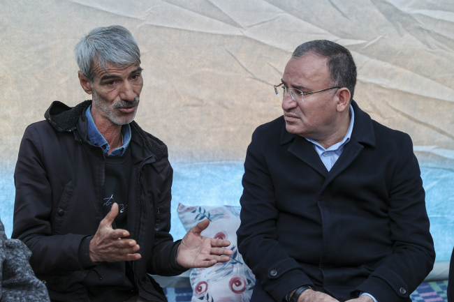 Bakan Bozdağ, Diyarbakır'da çadır kenti ziyaret etti