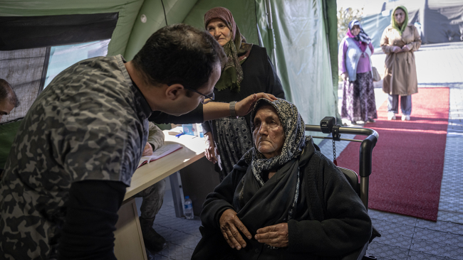 Türkiye ve Azerbaycan orduları, depremzedeler için omuz omuza