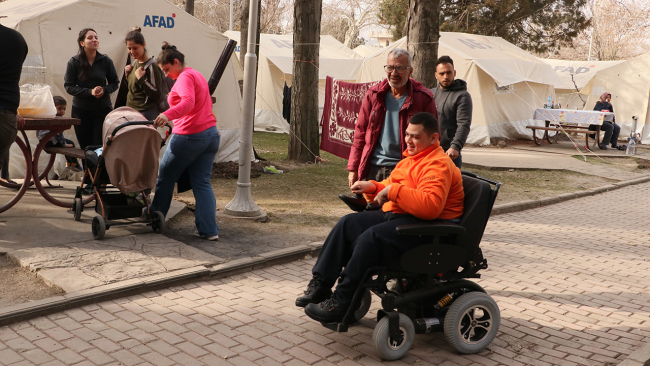 Engelli depremzedenin akülü araç mutluluğu