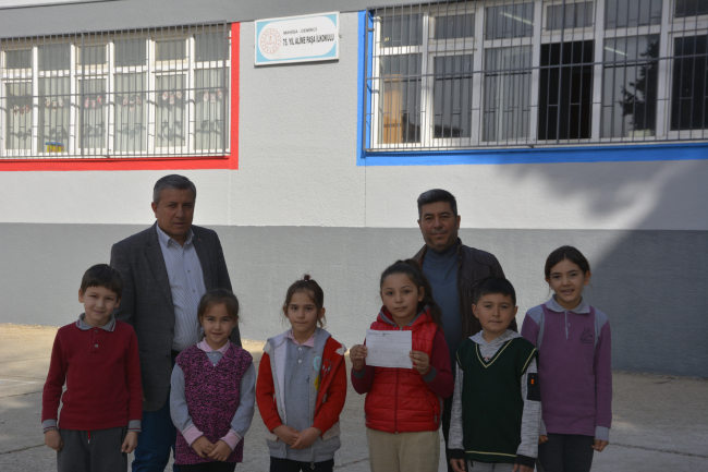 Manisa'da ilkokul öğrencileri harçlıklarını deprem bölgesine gönderdi