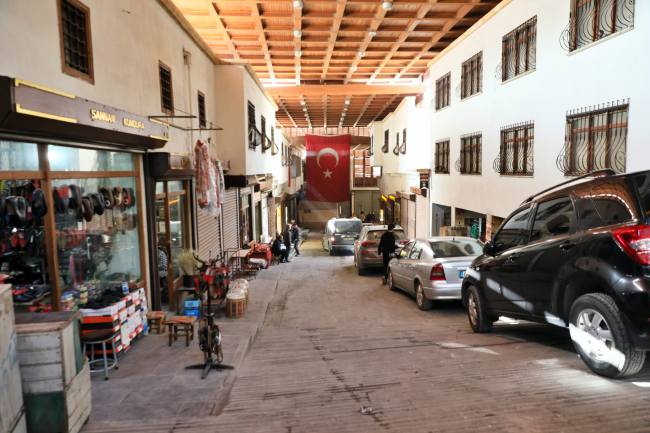 Tarihi Maraş Çarşısı esnafı yeniden kepenk açtı