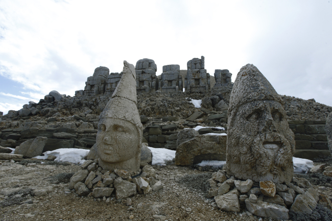 Nemrut Dağı'nın anıtsal heykelleri depremlerde zarar görmedi