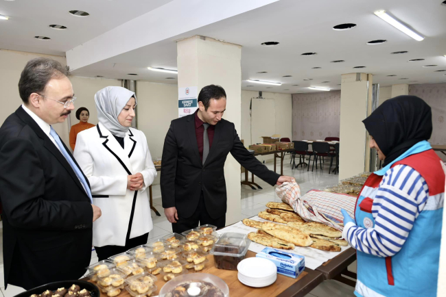 Bilecik'te deprem bölgesine ve depremzede öğrencilere yardımlar sürüyor