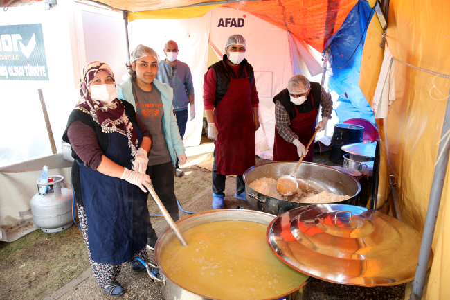 Depremzede çift barındıkları çadır kentte iş sahibi oldu