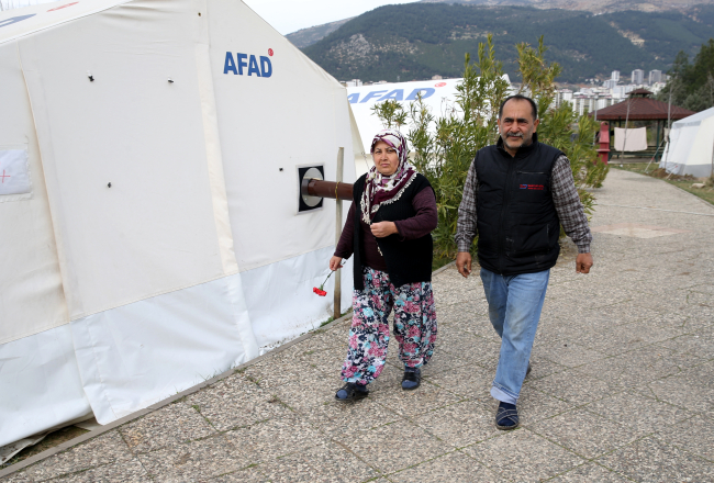 Depremzede çift barındıkları çadır kentte iş sahibi oldu